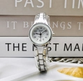 Vue détaillée du cadran blanc de montre à quartz avec bracelet en métal argenté et céramique - Argent & Blanc