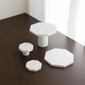 Set aus 4 weißen achteckigen Schmuckständern und Tabletts für die Produktfotografie - Oktogonales Tablett Set (4-teilig)