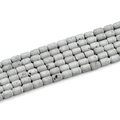 Vue macro de perles d'agate cylindriques gris argenté avec texture minérale naturelle - Perles de Tonneau 6x8mm/23pcs / Plaqué Blanc K