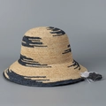 Detail von handgewebtem Raffia Strohhut mit blauen Streifen und verstellbarem Kinnriemen - M (56-58cm) / Marineblau