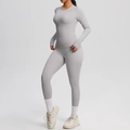 Détail du legging de yoga taille haute avec poches latérales et haut de sport à manches - Gris Givré