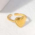 Bague cœur ajustable en acier inoxydable doré avec bordure perlée sur fond blanc - Or