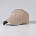 Dettaglio del cappellino in cotone kaki con ricamo bianco 3D del numero 7 e scritte - Cachi