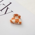 Detailaufnahme der kleinen orange-weißen Schachbrett-Haarklammer auf weißem Grund - Orange & Weiß Großes Schachbrettmuster Kleiner Rundkopf 3,5 cm
