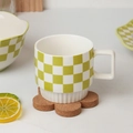Detail einer grün-weiß karierten Keramiktasse mit einem Vintage-Quadratgriffdesign - Hellgrüne Schachbrett Quadratischer Griff