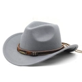 Dettaglio di cappello cowboy in feltro grigio con piuma metallica e fascia etnica - M (56-58cm) Regolabile / Grigio chiaro