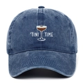 Dettaglio del ricamo cocktail Tini Time su un cappellino vintage in denim lavato blu - Regolabile / Blu navy
