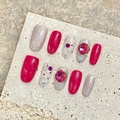 Handgefertigte magentafarbene Press-on-Nägel mit silbernem Glitzer und 3D-Herz-Edelsteinen - Extra Klein (XS) / Rosenrot Glitzer (1923 Medium Oval)
