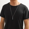 Gros plan détaillé d'un pendentif vajra vintage en acier inoxydable pour hommes - Vajra