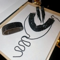 Detalle del elegante conjunto de joyas de strass negro con collar de flecos y pulsera - Set de 3 piezas / Color gunmetal