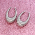 Pendientes de aro retro plateados con rayas horizontales sobre fondo rosa brillante - Estilo de Rayas con Nervaduras / Color Acero