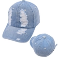 Dettaglio del berretto da baseball in denim azzurro con tessuto consumato e strappato - Foro per Coda di Cavallo a Croce Singola / Blu Chiaro - Davanti Strappato