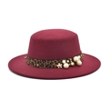Detalle de sombrero de lana granate con banda de leopardo y adornos de perlas finas - M(56-58cm) / Burdeos