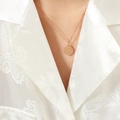 Collana minimalista in oro rosa con pendente rotondo a stella su una catena sottile - Oro rosa