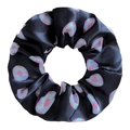 Vue détaillée du chouchou en satin noir avec motifs de football rose et bleu - Ballon Rose Base Noire