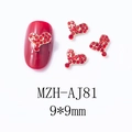 Détail de bijoux d'ongles cœur rouge 9x9mm avec base dorée sur un faux ongle rouge - Cœur Radiant (AJ81)