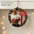 Couronne de Noël avec peluche Père Noël sur rotin naturel et plaque en bois Merry Christmas - AGHH25-1 Père Noël rouge