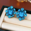 Nahaufnahme der blauen Kristall-Schneeflocken-Ohrringe mit geometrischem Rechteckschnitt - Stil mit Silber-Ohrstecker / Blau