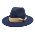 Detail eines dunkelblauen Wollhutes mit hellbraunem Band und Strass-Schnalle - Marineblau
