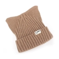 Détail d'un bonnet en tricot à oreilles de chat beige avec écusson smiley et bord roulé - Taille unique / Kaki