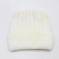 Detalle de gorro de punto de conejo blanco con texturas verticales gruesas de doble capa - M (56-58cm) / crema