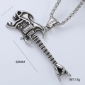 Collana con ciondolo a chitarra in acciaio inox argento con teschio e mano rock metal - Stile Chitarra Teschio (Stile 3)