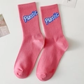 Rosa halbhohe Socken mit Rippstrickmuster und blau besticktem Plastic-Schriftzug - Einheitsgröße / Rosa Buchstaben