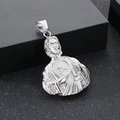 Vue macro du pendentif Saint Jude en argent avec relief en cœur et texture polie - Pendentif Buste de Jésus Argenté (Sans Chaîne)