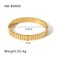 Dettaglio del bracciale in acciaio dorato con trama a ingranaggi e specifiche tecniche - Stile Cavo Ovale a Righe Verticali (NB-B6006) / Oro 18K