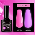 Comparativa de gel de uñas fluorescente que muestra el efecto luminoso día y noche de UV - Gel Fluorescente Brillante TS026 (Rosa Brillante)