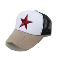 Dettaglio del ricamo a stella rossa e della rete traspirante sul cappello trucker - Fronte Bianco Stella Rossa Rete Nera Tesa Cachi (C)
