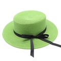 Texture détaillée du chapeau de paille vert avec un ruban décoratif noir noué - Vert Herbe