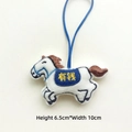 Dettaglio ciondolo pony di peluche con ricamo portafortuna e misure 6,5 cm per 10 cm - Stile Cinturino / Bianco (Ricco)