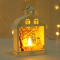 Weiße Weihnachtslaterne in Hausform mit Schneemann-Szene und warmem LED-Lichtdekor - Schneemann