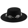 Dettaglio cappello di lana nera con catena etnica in argento e inserti in pietra bianca - Piastra Intagliata Ovale Argento