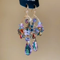 Dettaglio di orecchini bohémien con cristalli multicolore e pendenti a goccia - Goccia d'Acqua Sfumata Aurora / Farfalla Viola (Gancio per Orecchio)