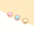 Detalle de tres pendientes de flores con circonitas en acabados oro rosa, plata y dorado - 2# Flor / Plateado
