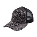 Dettaglio di paillettes leopardate su cappello trucker argento e nero con retro in rete - Regolabile / Stampa Leopardata Argento