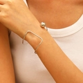 Bracelet manchette géométrique argenté avec cadre rectangulaire et bille en métal - Bracelet Jonc Ouvert Boule Cadre Rectangle (8210)