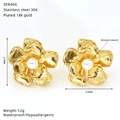 Detailweergave van 18k vergulde bloemoorbellen met parels en specificaties - 3D-bloemontwerp (SE846G)