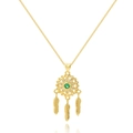 Dettaglio macro della collana acchiappasogni dorata con pietra verde smeraldo e piume - Stile Pendente Piuma Acchiappasogni