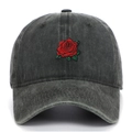 Detalle de gorra de béisbol gris lavada vintage con bordado de rosa roja en el frente - Verde Militar