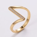 Vista macro del anillo en V dorado con circonitas engastadas y acabado metálico pulido - Talla 6 / Dorado