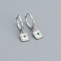Orecchini a cerchio in argento con ciondoli a stella e pietre di zircone verde - Argento 925 / Argento Platino (Zirconia Verde)
