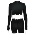 Vooraanzicht van zwarte crop top met lange mouwen en rits en shorts met trekkoordje - S / Lange Mouwen & Shorts / Zwart