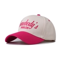 Dettaglio ricamo Somebody's Problem su cappello in cotone con visiera curva rosa - Beige/Rosso Rosa