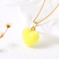 Collier doré avec pendentif cœur jaune présentant une texture cristalline effet sucre - Jaune
