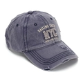 Vista dettagliata del berretto da baseball vintage in denim lavato con ricamo NYC e fori - Blu navy