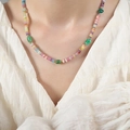 Collier de perles en pierre naturelle colorée avec agate verte sur un mannequin - 42+7cm / Coloré