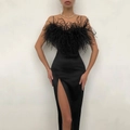 Elegantes schwarzes figurbetontes Maxikleid mit Federbesatz und hohem Schlitz für Events - S / Kleider / Schwarz